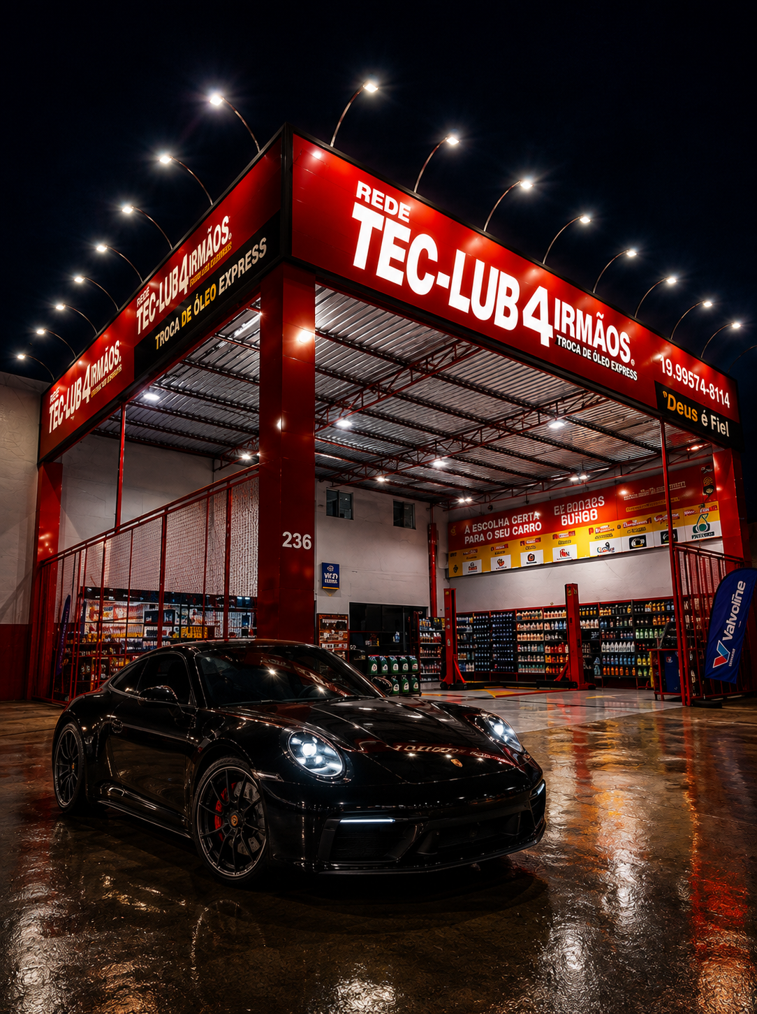 Fachada da Rede Tec-Lub 4 Irmãos à noite