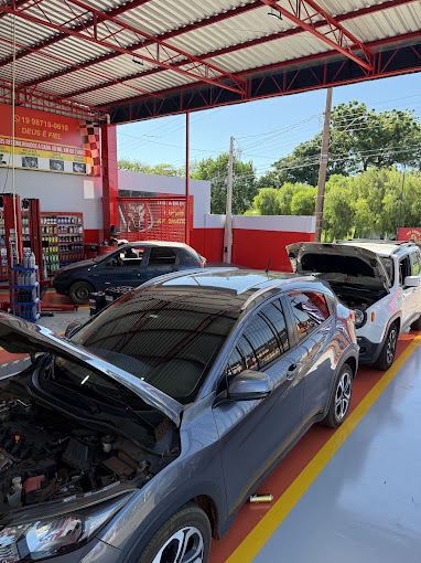 Vários carros em manutenção simultânea na TecLub Engenheiro Coelho